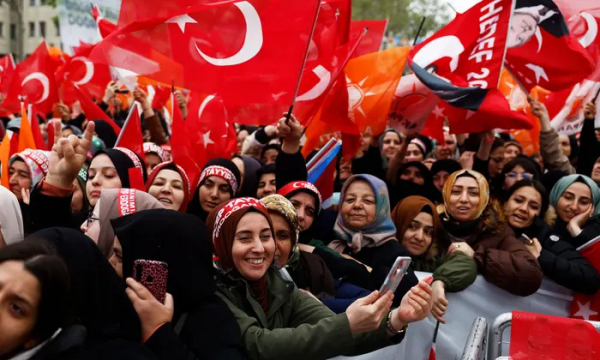 Các cử tri Thổ Nhĩ Kỳ thể hiện sự ủng hộ với Tổng thống Erdogan. Ảnh: TG