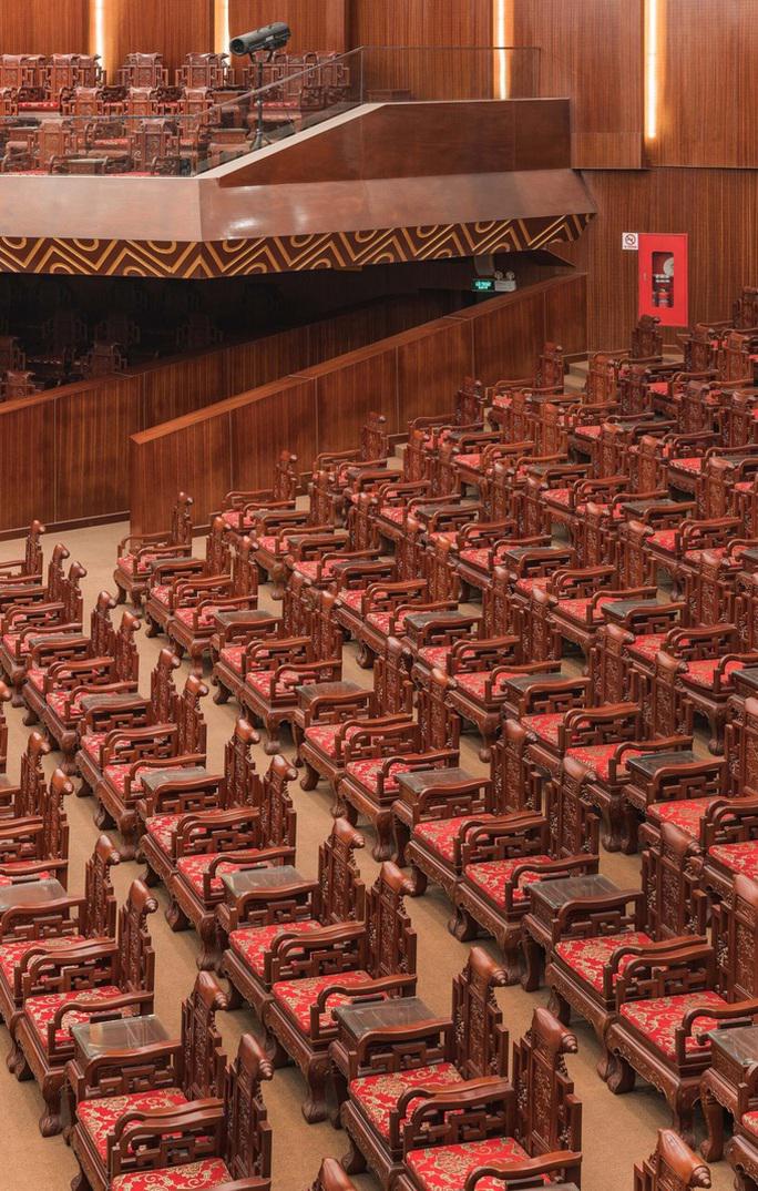 Nhà hát hơn 240 tỉ đồng gây tranh cãi bởi hàng ghế gỗ 