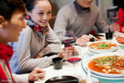 Bạn trẻ - Cuộc sống - Tưởng được mời miễn phí, nhóm bạn gọi la liệt đồ ăn đắt đỏ và cái kết đắng