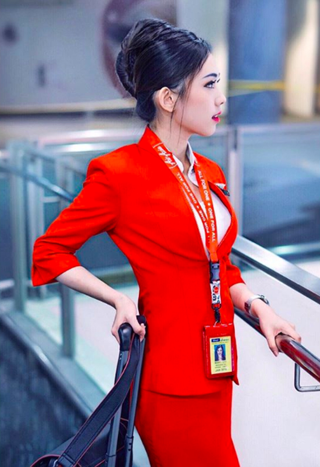 Nữ tiếp viên Mabel Goo trong bộ đồng phục của hãng AirAsia.