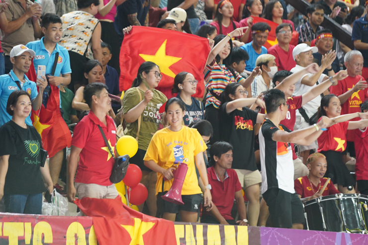 Đỉnh cao bóng chuyền nữ Việt Nam tranh HCV Thái Lan: Sắc đỏ lấn át, suýt trọn niềm vui - 2