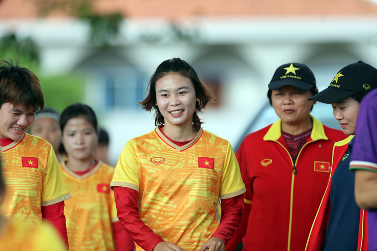 &nbsp;16h30 chiều ngày 14/5, các tuyển thủ nữ Việt Nam xuất hiện trên sân tập NIPES (Phnom Penh) với những nụ cười rạng rỡ.