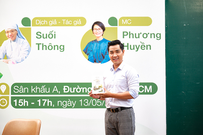 MC Nguyên Khang tại sự kiện ra mắt sách của sư cô Suối Thông