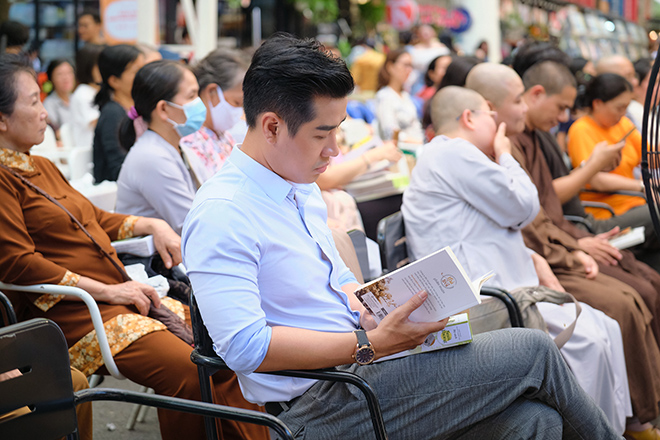 Nam MC chăm chú đọc và tin rằng&nbsp;Làm mới vườn tâm sẽ là quyển sách chữa lành tâm hồn của nhiều người