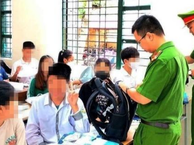 Pháp luật - Huy động 3.000 cảnh sát tổng kiểm tra, phát hiện cả trăm dao, kéo học sinh mang tới trường