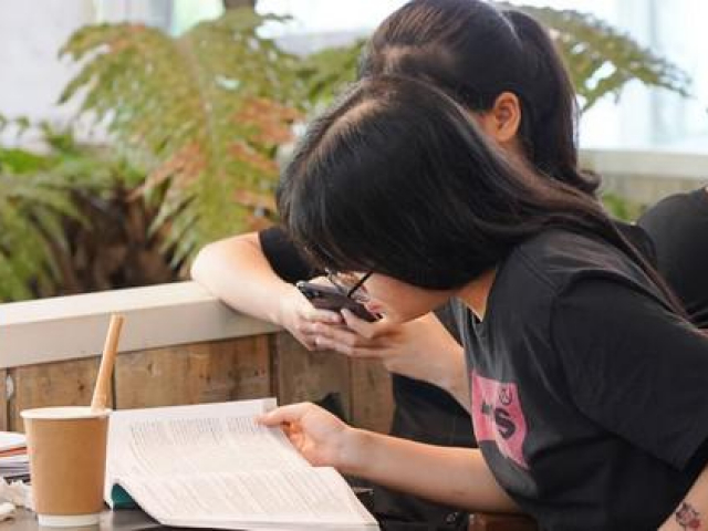 Bạn trẻ - Cuộc sống - Sinh viên và nỗi ám ảnh 'con nhà người ta'