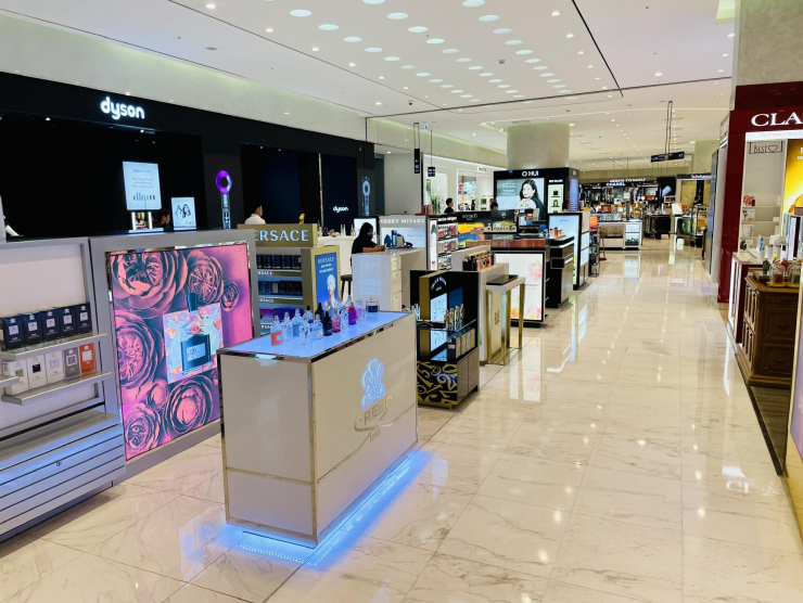 TTTM tại Lotte Center Hà Nội (phường Cống Vị, quận Ba Đình, Hà Nội), những gian hàng thời trang, mỹ phẩm cao cấp lại vắng vẻ, ít người qua lại. Chị Nguyễn Hoàng Hồng, nhân viên tại một thương hiệu nước hoa nổi tiếng cho biết, so với cùng kỳ năm ngoái, lượng khách hàng sụt giảm rõ rệt.