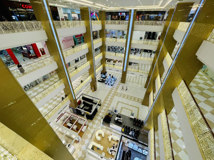 Tại một TTTM lớn trên đường Nguyễn Chí Thanh (quận Đống Đa, Hà Nội), vắng bóng khách qua lại.