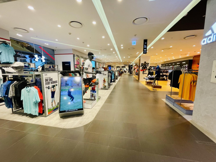 Khu vực dành cho gian hàng thời trang khá vắng khách qua lại.