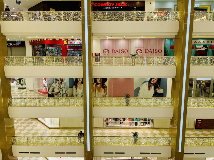 Trong khi, nhiều gian hàng thời trang, đồ gia dụng, nội thất... cũng đang dừng hoạt động hoặc hoạt động cầm chừng.