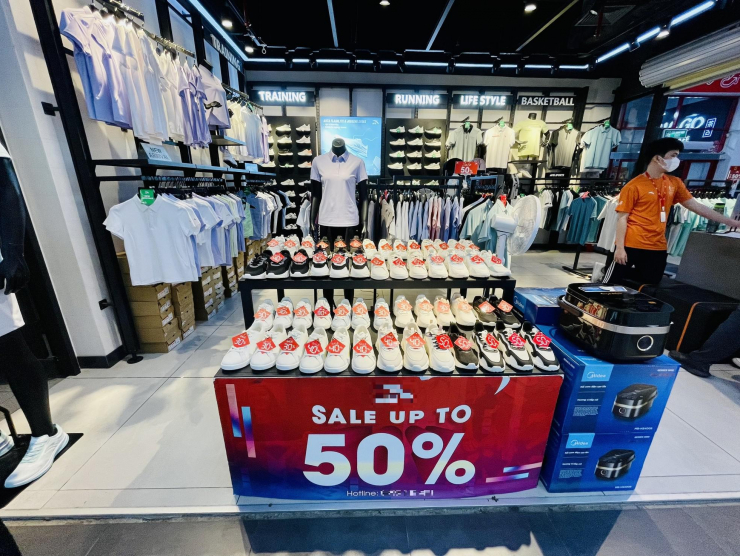 Tại TTTM BigC Thăng Long (quận Cầu Giấy, Hà Nội), khu siêu thị ở tầng 2 đang có chương trình khuyến mãi, thu hút nhiều người đến mua sắm những nhu yếu phẩm thiết yếu. Ngược lại, những gian hàng thời trang, đồng hồ, trang sức... lại vắng vẻ. Một cửa hàng đang giảm giá lên đến 50% nhưng vẫn vắng khách.