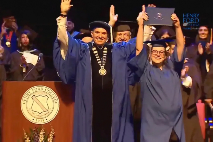 Hudie nhận tấm bằng tốt nghiệp đại học từ tay chủ tịch Russell Kavalhuna của Henry Ford College. Ảnh: NYpost