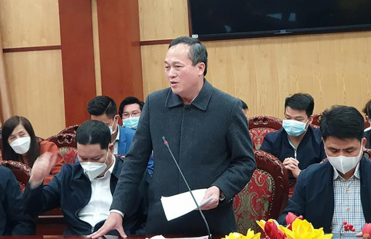 Ông Trịnh Hữu Hùng trả lời tại một cuộc họp báo năm 2021 liên quan đến công tác đầu thầu, mua sắm sinh hóa phẩm. Ảnh: ĐẶNG TRUNG