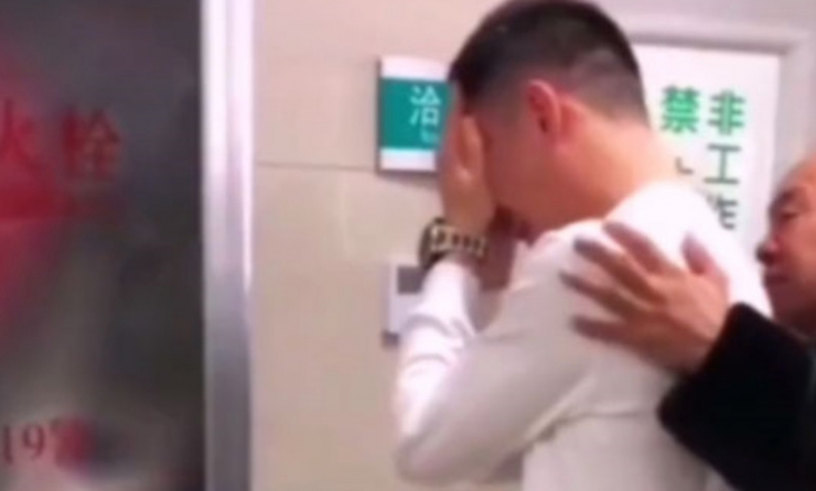 Một trong 4 người đàn ông thậm chí bật khóc trước cửa phòng sinh.