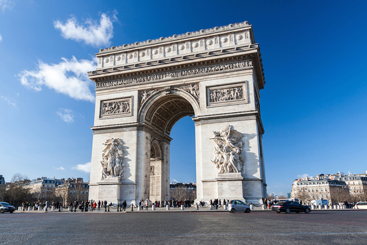 Khải Hoàn Môn Paris: Khải Hoàn Môn mang tính biểu tượng này tạo thành tâm điểm của trục đường đông-tây chính của Paris, chạy giữa Louvre và Grande Arche de la Défense ở phía tây. Tượng đài được Napoléon ủy thác xây dựng vào năm 1806 sau chiến thắng của ông tại Austerlitz. Cuối cùng nó đã được hoàn thành vào năm 1836, rất lâu sau khi ông qua đời.
