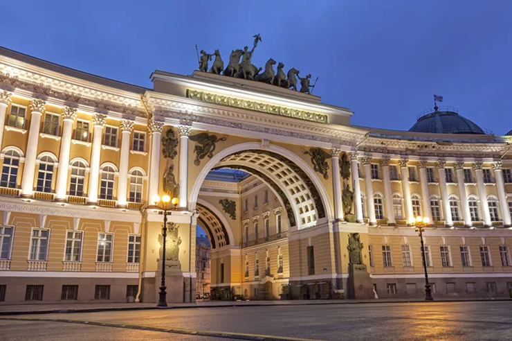 Khải hoàn môn ở Thành phố Petersburg, Nga: Dvortsovaya Ploshchad (Quảng trường Cung điện) ở St. Petersburg được xây dựng để kỷ niệm chiến thắng năm 1812 của Nga trước Napoléon. Kiến trúc sư người Nga gốc Ý Carlo Rossi đã thiết kế khải hoàn môn và tòa nhà Bộ Tổng tham mưu và các Bộ ngành bao quanh quảng trường lịch sử.
