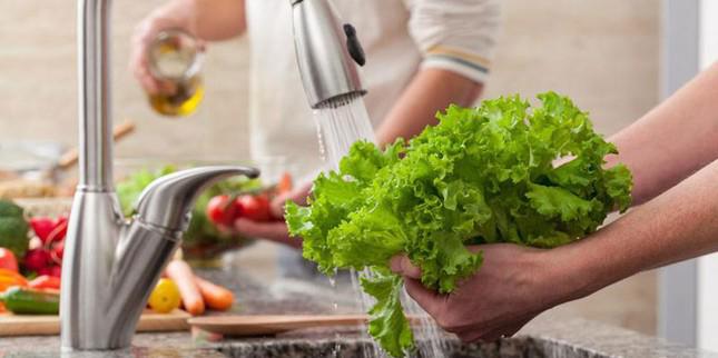 Sai lầm khi ăn rau có thể gây bệnh cho cả nhà - 1