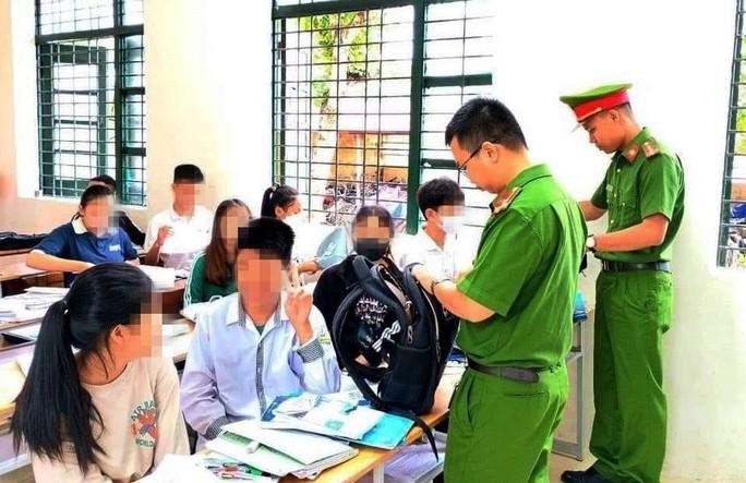 Công an đồng loạt kiểm tra việc chấp hành vi phạm pháp luật trong trường học trên địa bàn tỉnh Thanh Hóa