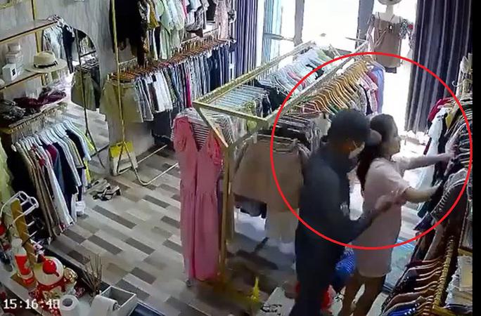 Tên cướp rút dao khống chế người phụ nữ trong cửa hàng quần áo ở TP Cam Ranh, tỉnh Khánh Hòa