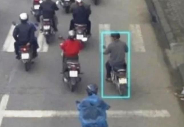 Ngay sau khi gây án, Võ Trọng Tối (trong khoanh vuông) lên xe gắn máy bỏ trốn nhưng không thoát. Ảnh: CTV