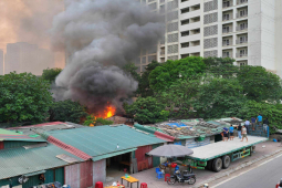 Tin tức trong ngày - Hà Nội: Cháy lớn kèm tiếng nổ, nhiều người hoảng loạn tháo chạy