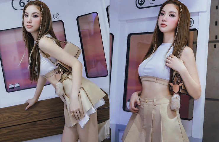 Cô cũng phối chân váy xếp ly siêu ngắn với áo croptop.&nbsp;
