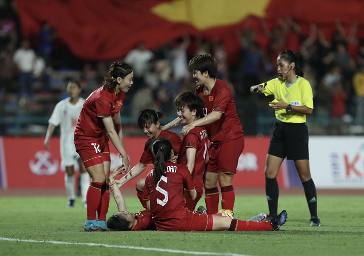 Ngây ngất ĐT nữ Việt Nam 8 lần vô địch SEA Games: "Những cô gái vàng" ăn mừng - 12