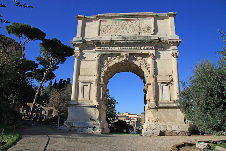 Arch of Titus ở Rome được xây dựng vào năm 82 sau Công nguyên bởi Hoàng đế La Mã Domitian để kỷ niệm chiến thắng của Titus vào năm 70 sau Công nguyên. Arch of Titus đã cung cấp hình mẫu chung cho nhiều khải hoàn môn được dựng lên kể&nbsp;từ thế kỷ 16.
