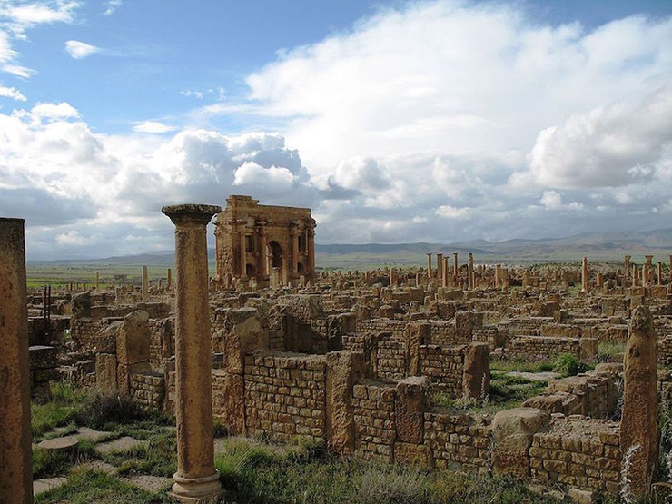 Cổng vòm Timgad: Timgad là một thị trấn thuộc địa La Mã (ngày nay nằm ở Algérie) được thành lập bởi Hoàng đế Trajan vào khoảng năm 100 sau Công nguyên. Ở cuối phía tây của thị trấn có một khải hoàn môn cao 12m được gọi là Cổng vòm Trajan (hay Cổng vòm Timgad), đã được khôi phục một phần vào năm 1900.

