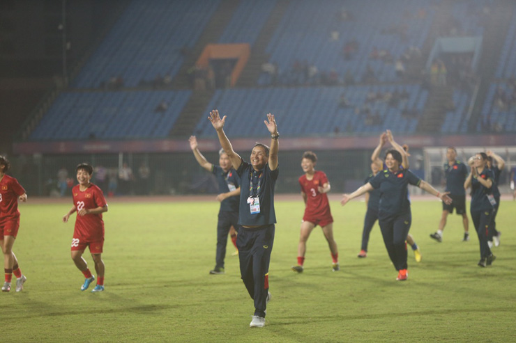Ngây ngất ĐT nữ Việt Nam 8 lần vô địch SEA Games: "Những cô gái vàng" ăn mừng - 15