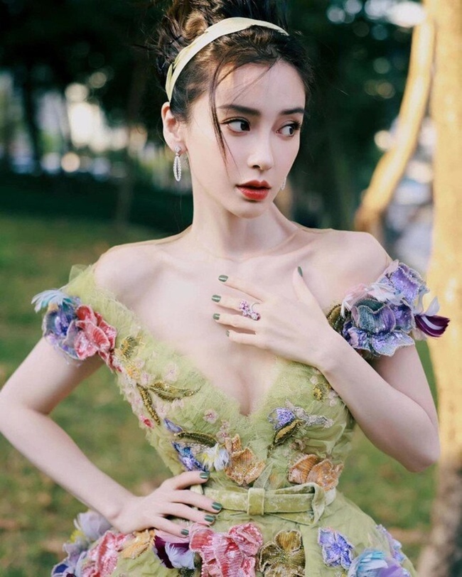 Chiêu giữ dáng khiến NTK phải bóp váy của Angelababy - 3