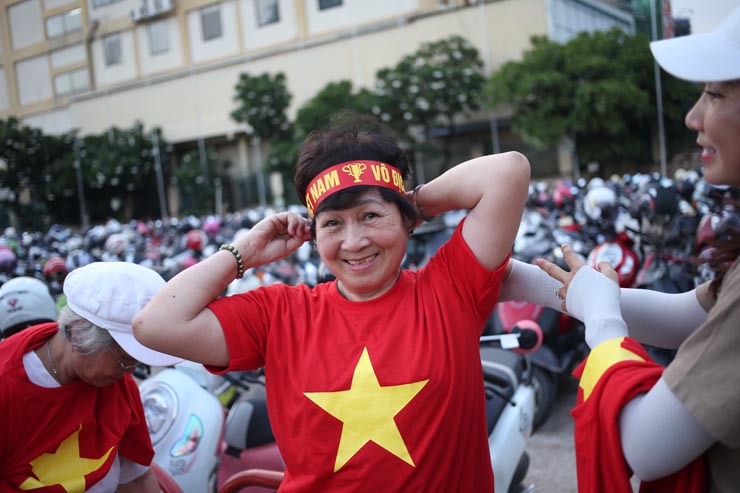 Cụ bà 75 tuổi sang Campuchia cổ vũ tuyển nữ Việt Nam, bố mẹ Huỳnh Như vào sân ngóng HCV - 6