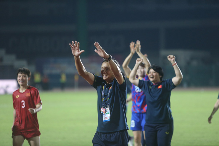 Ngay sau trận chung kết SEA Games 32, HLV Mai Đức Chung và các cô gái của ĐT nữ Việt Nam đã tiến tới khu vực khán đài để chia vui với người hâm mộ