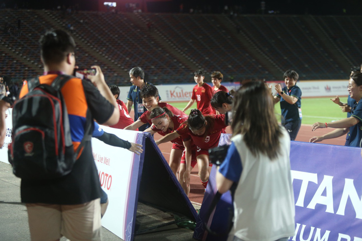Huỳnh Như, Thanh Nhã đội nón lá mở hội mừng HCV bóng đá SEA Games 32 - 2