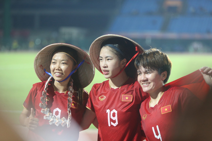 Huỳnh Như, Thanh Nhã đội nón lá mở hội mừng HCV bóng đá SEA Games 32 - 1