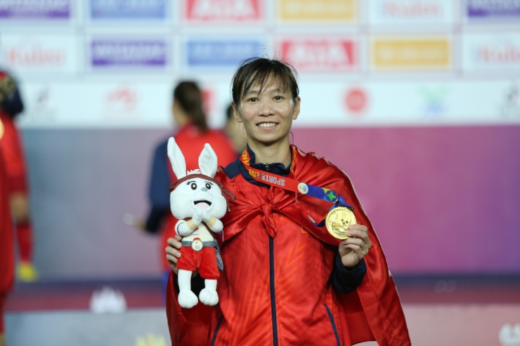 Ngây ngất ĐT nữ Việt Nam 8 lần vô địch SEA Games: "Những cô gái vàng" ăn mừng - 7