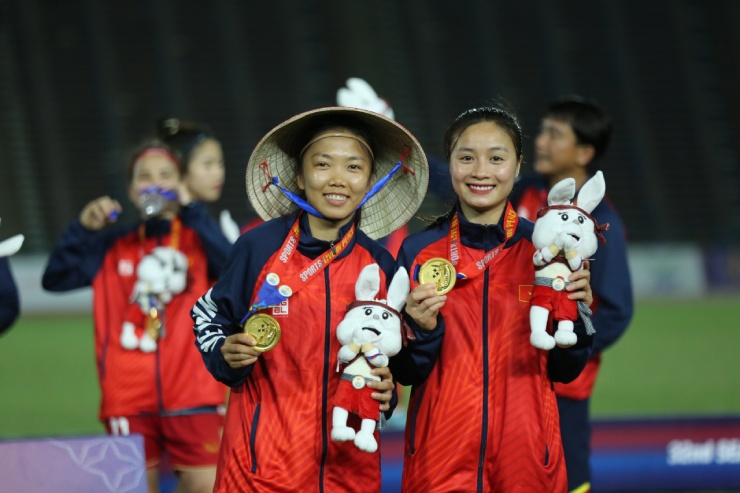 Ngây ngất ĐT nữ Việt Nam 8 lần vô địch SEA Games: "Những cô gái vàng" ăn mừng - 4