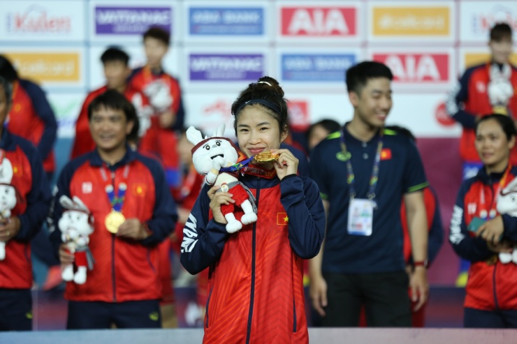 Ngây ngất ĐT nữ Việt Nam 8 lần vô địch SEA Games: "Những cô gái vàng" ăn mừng - 5