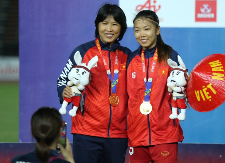 Ngây ngất ĐT nữ Việt Nam 8 lần vô địch SEA Games: "Những cô gái vàng" ăn mừng - 3