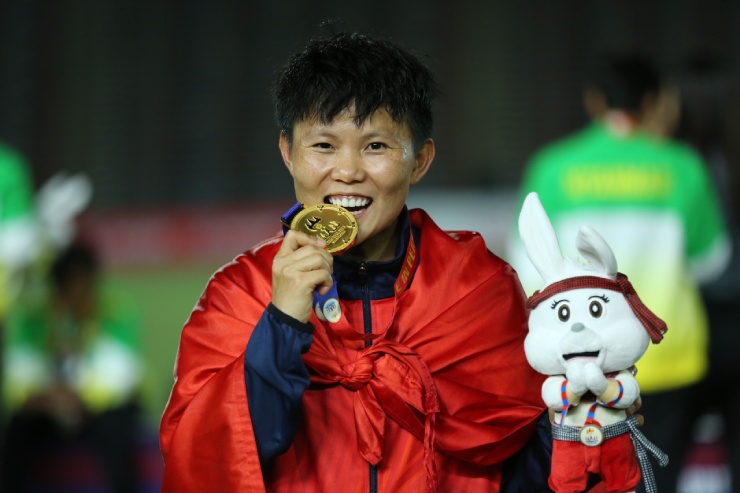 Ngây ngất ĐT nữ Việt Nam 8 lần vô địch SEA Games: "Những cô gái vàng" ăn mừng - 6