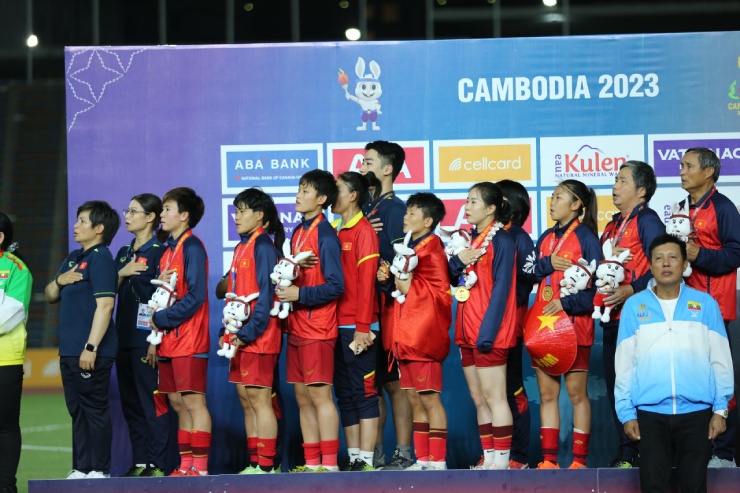 Ngây ngất ĐT nữ Việt Nam 8 lần vô địch SEA Games: "Những cô gái vàng" ăn mừng - 2