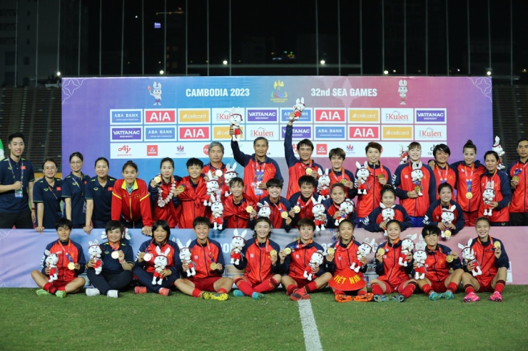 Ngây ngất ĐT nữ Việt Nam 8 lần vô địch SEA Games: "Những cô gái vàng" ăn mừng - 1