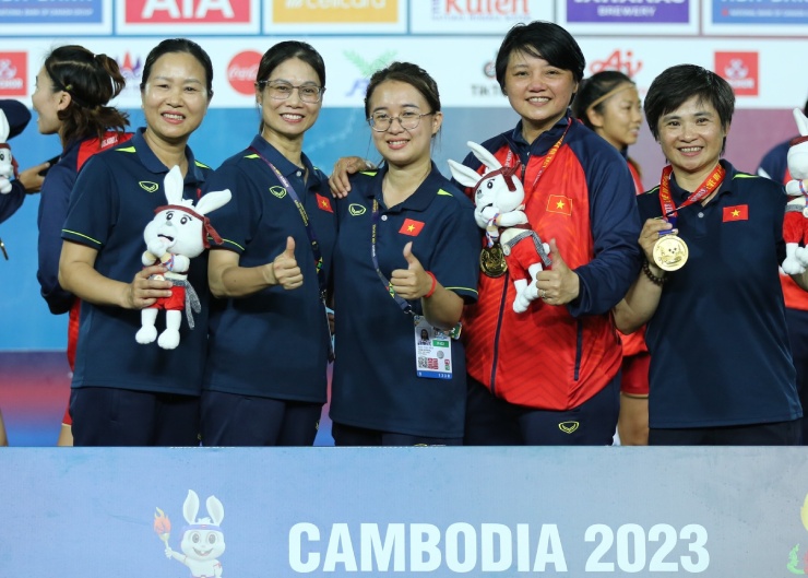 Ngây ngất ĐT nữ Việt Nam 8 lần vô địch SEA Games: "Những cô gái vàng" ăn mừng - 9
