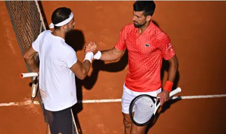 Thắng Dimitrov nhưng Djokovic vẫn phàn nàn mặt sân Trung tâm ở Rome Masters quá tệ