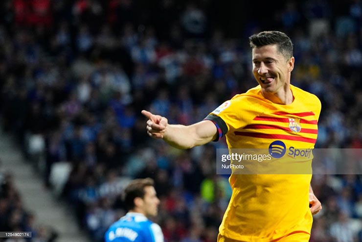 Barcelona tỏ ra quá mạnh so với Espanyol dù cho phải chơi trên sân khách. Lewandowski khiến đối phương nhận bàn thua ở ngay phút 11