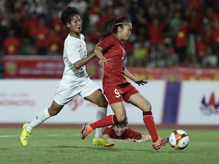 Phút 12 của trận đấu, Huỳnh Như mở tỷ số cho ĐT nữ Việt Nam. Cô dễ dàng đệm bóng vào lưới trống sau khi nhận đường chuyền dọn cỗ của Tuyết Dung.