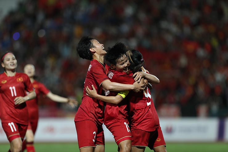 Vỡ òa Huỳnh Như ghi bàn ở chung kết, ăn mừng như Ronaldo - 6