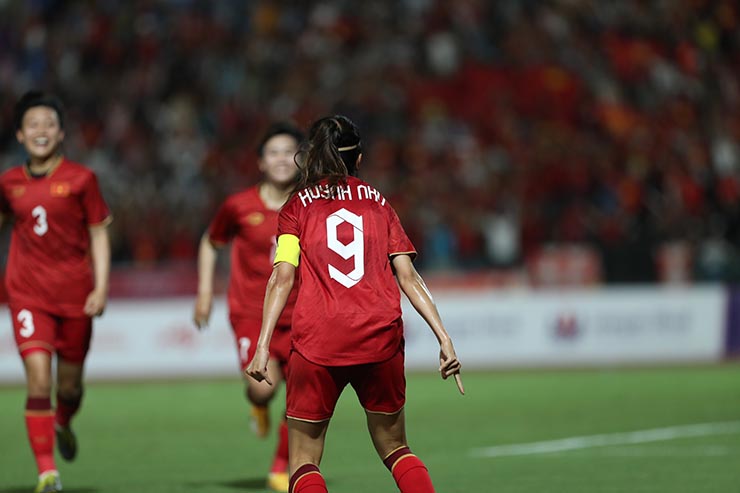 Vỡ òa Huỳnh Như ghi bàn ở chung kết, ăn mừng như Ronaldo - 5
