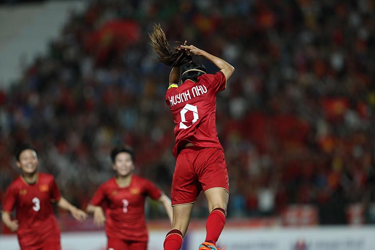 Vỡ òa Huỳnh Như ghi bàn ở chung kết, ăn mừng như Ronaldo - 4