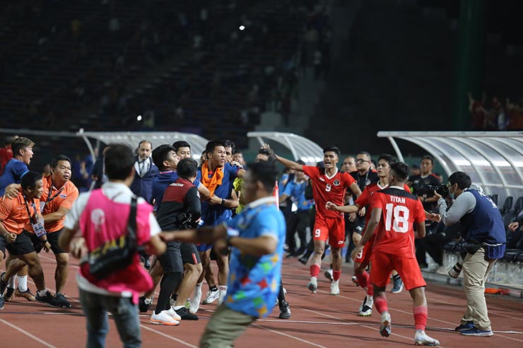 Choáng váng HLV Indonesia lao vào ăn mừng sớm, bị U22 Thái Lan gỡ hòa - 2